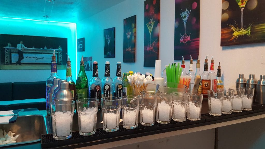 Knepper-Management-Mobile-Cocktailbar-Cocktails-Grillservice-Catering-Events-Fotobox-Smoothies-Mathieu-Knepper-Alte-Lohnhalle-Bochum-Cocktailkurs-Sektempfang-Kellerbar-Startup-Seminare-Location-cocktailservice-essen-hochzeit-Geburtstag-Jga-feiern-party-jubiläum-firmenfeierlichkeit-raum-mieten-Spaß-Freude-Tequila-Sunrise-Ballons-Theke-Events-Anhänger-Werbung-Team-Freunde-Getränke-Eis-Strohhalme-Deko-Speckmäuse-Slusheis-Barkeeper-Personalvermittlung-Cocktailkurse-Sahne-Weihnachtsfeier-Festival-Sonne-Sommer-Zirkus-Kater-Trinken-Bierzeltgarnitur-Stehtisch-Hussen-Abifeier-Halloween-Ostern-Gartenparty-Kohle-Zange-Gitter-Alkohol-Gasflasche-Fleisch-Tofu-Wurst-Musik-Boxen-Baggett-Pina-Colada-Strom-Beleuchtet-Selfmad-Bilder-Verkleidung-Bunt-Farben-Servietten-Überraschung-Lustig-Knicklicht-Zuhause-Roncalli-Zeitung Cocktailkurs