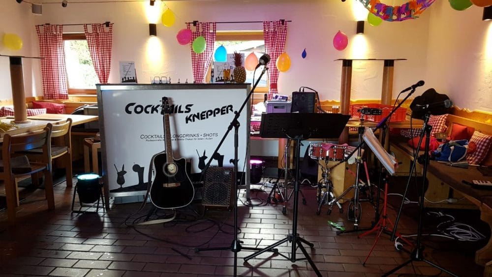 Knepper-Management-Mobile-Cocktailbar-Cocktails-Grillservice-Catering-Events-Fotobox-Smoothies-Mathieu-Knepper-Alte-Lohnhalle-Bochum-Cocktailkurs-Sektempfang-Kellerbar-Startup-Seminare-Location-cocktailservice-essen-hochzeit-Geburtstag-Jga-feiern-party-jubiläum-firmenfeierlichkeit-raum-mieten-Spaß-Freude-Tequila-Sunrise-Ballons-Theke-Events-Anhänger-Werbung-Team-Freunde-Getränke-Eis-Strohhalme-Deko-Speckmäuse-Slusheis-Barkeeper-Personalvermittlung-Cocktailkurse-Sahne-Weihnachtsfeier-Festival-Sonne-Sommer-Zirkus-Kater-Trinken-Bierzeltgarnitur-Stehtisch-Hussen-Abifeier-Halloween-Ostern-Gartenparty-Kohle-Zange-Gitter-Alkohol-Gasflasche-Fleisch-Tofu-Wurst-Musik-Boxen-Baggett-Pina-Colada-Strom-Beleuchtet-Selfmad-Bilder-Verkleidung-Bunt-Farben-Servietten-Überraschung-Lustig-Knicklicht-Zuhause-Roncalli-Zeitung Mobile Cocktailbar mit Instrumenten
