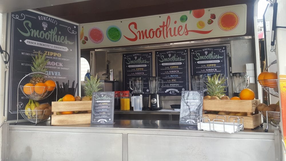Knepper-Management-Mobile-Cocktailbar-Cocktails-Grillservice-Catering-Events-Fotobox-Smoothies-Mathieu-Knepper-Alte-Lohnhalle-Bochum-Cocktailkurs-Sektempfang-Kellerbar-Startup-Seminare-Location-cocktailservice-essen-hochzeit-Geburtstag-Jga-feiern-party-jubiläum-firmenfeierlichkeit-raum-mieten-Spaß-Freude-Tequila-Sunrise-Ballons-Theke-Events-Anhänger-Werbung-Team-Freunde-Getränke-Eis-Strohhalme-Deko-Speckmäuse-Slusheis-Barkeeper-Personalvermittlung-Cocktailkurse-Sahne-Weihnachtsfeier-Festival-Sonne-Sommer-Zirkus-Kater-Trinken-Bierzeltgarnitur-Stehtisch-Hussen-Abifeier-Halloween-Ostern-Gartenparty-Kohle-Zange-Gitter-Alkohol-Gasflasche-Fleisch-Tofu-Wurst-Musik-Boxen-Baggett-Pina-Colada-Strom-Beleuchtet-Selfmad-Bilder-Verkleidung-Bunt-Farben-Servietten-Überraschung-Lustig-Knicklicht-Zuhause-Roncalli-Zeitung Smoothies beim Circus Roncalli