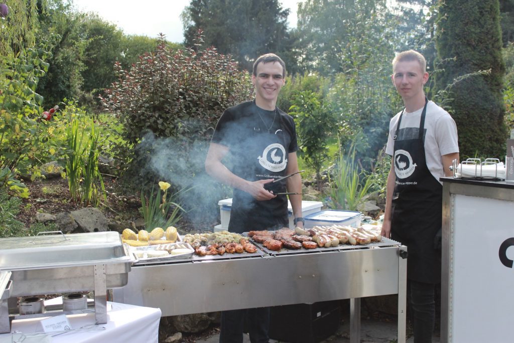 Knepper-Management-Mobile-Cocktailbar-Cocktails-Grillservice-Catering-Events-Fotobox-Smoothies-Mathieu-Knepper-Alte-Lohnhalle-Bochum-Cocktailkurs-Sektempfang-Kellerbar-Startup-Seminare-Location-cocktailservice-essen-hochzeit-Geburtstag-Jga-feiern-party-jubiläum-firmenfeierlichkeit-raum-mieten-Spaß-Freude-Tequila-Sunrise-Ballons-Theke-Events-Anhänger-Werbung-Team-Freunde-Getränke-Eis-Strohhalme-Deko-Speckmäuse-Slusheis-Barkeeper-Personalvermittlung-Cocktailkurse-Sahne-Weihnachtsfeier-Festival-Sonne-Sommer-Zirkus-Kater-Trinken-Bierzeltgarnitur-Stehtisch-Hussen-Abifeier-Halloween-Ostern-Gartenparty-Kohle-Zange-Gitter-Alkohol-Gasflasche-Fleisch-Tofu-Wurst-Musik-Boxen-Baggett-Pina-Colada-Strom-Beleuchtet-Selfmad-Bilder-Verkleidung-Bunt-Farben-Servietten-Überraschung-Lustig-Knicklicht-Zuhause-Roncalli-Zeitung Mathieu Knepper beim Grillen mit Leon