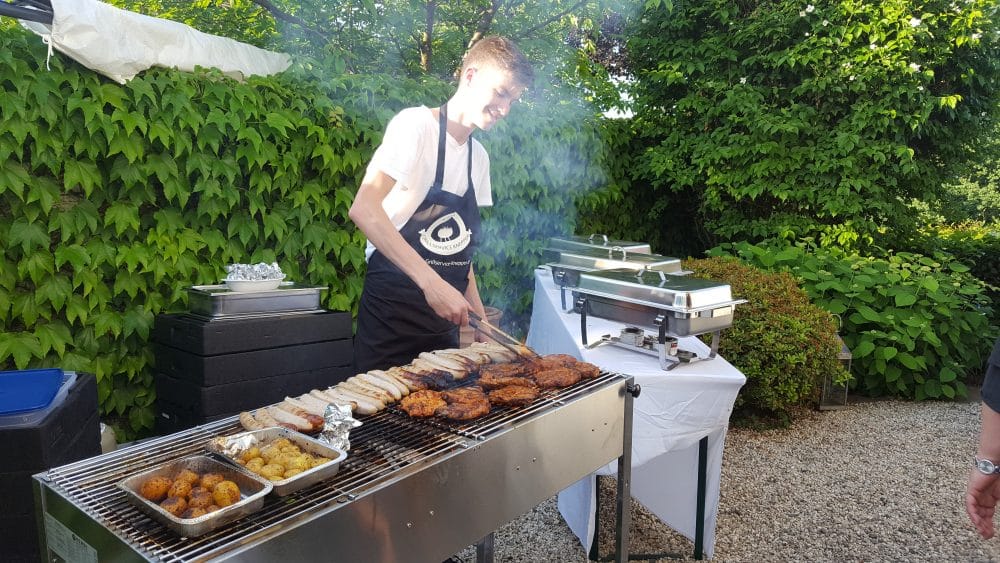 Knepper-Management-Mobile-Cocktailbar-Cocktails-Grillservice-Catering-Events-Fotobox-Smoothies-Mathieu-Knepper-Alte-Lohnhalle-Bochum-Cocktailkurs-Sektempfang-Kellerbar-Startup-Seminare-Location-cocktailservice-essen-hochzeit-Geburtstag-Jga-feiern-party-jubiläum-firmenfeierlichkeit-raum-mieten-Spaß-Freude-Tequila-Sunrise-Ballons-Theke-Events-Anhänger-Werbung-Team-Freunde-Getränke-Eis-Strohhalme-Deko-Speckmäuse-Slusheis-Barkeeper-Personalvermittlung-Cocktailkurse-Sahne-Weihnachtsfeier-Festival-Sonne-Sommer-Zirkus-Kater-Trinken-Bierzeltgarnitur-Stehtisch-Hussen-Abifeier-Halloween-Ostern-Gartenparty-Kohle-Zange-Gitter-Alkohol-Gasflasche-Fleisch-Tofu-Wurst-Musik-Boxen-Baggett-Pina-Colada-Strom-Beleuchtet-Selfmad-Bilder-Verkleidung-Bunt-Farben-Servietten-Überraschung-Lustig-Knicklicht-Zuhause-Roncalli-Zeitung Jan beim Grillen von Grillservice Knepper