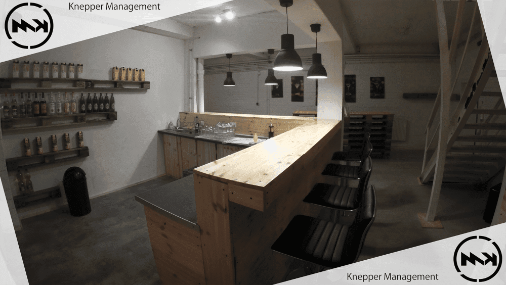 Knepper-Management-Mobile-Cocktailbar-Cocktails-Grillservice-Catering-Events-Fotobox-Smoothies-Mathieu-Knepper-Alte-Lohnhalle-Bochum-Cocktailkurs-Sektempfang-Kellerbar-Startup-Seminare-Location-cocktailservice-essen-hochzeit-Geburtstag-Jga-feiern-party-jubiläum-firmenfeierlichkeit-raum-mieten-Spaß-Freude-Tequila-Sunrise-Ballons-Theke-Events-Anhänger-Werbung-Team-Freunde-Getränke-Eis-Strohhalme-Deko-Speckmäuse-Slusheis-Barkeeper-Personalvermittlung-Cocktailkurse-Sahne-Weihnachtsfeier-Festival-Sonne-Sommer-Zirkus-Kater-Trinken-Bierzeltgarnitur-Stehtisch-Hussen-Abifeier-Halloween-Ostern-Gartenparty-Kohle-Zange-Gitter-Alkohol-Gasflasche-Fleisch-Tofu-Wurst-Musik-Boxen-Baggett-Pina-Colada-Strom-Beleuchtet-Selfmad-Bilder-Verkleidung-Bunt-Farben-Servietten-Überraschung-Lustig-Knicklicht-Zuhause-Roncalli-Zeitung Kellerbar von Cocktails Knepper