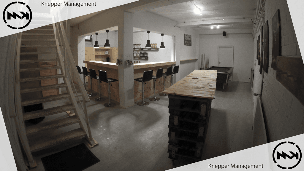 Knepper-Management-Mobile-Cocktailbar-Cocktails-Grillservice-Catering-Events-Fotobox-Smoothies-Mathieu-Knepper-Alte-Lohnhalle-Bochum-Cocktailkurs-Sektempfang-Kellerbar-Startup-Seminare-Location-cocktailservice-essen-hochzeit-Geburtstag-Jga-feiern-party-jubiläum-firmenfeierlichkeit-raum-mieten-Spaß-Freude-Tequila-Sunrise-Ballons-Theke-Events-Anhänger-Werbung-Team-Freunde-Getränke-Eis-Strohhalme-Deko-Speckmäuse-Slusheis-Barkeeper-Personalvermittlung-Cocktailkurse-Sahne-Weihnachtsfeier-Festival-Sonne-Sommer-Zirkus-Kater-Trinken-Bierzeltgarnitur-Stehtisch-Hussen-Abifeier-Halloween-Ostern-Gartenparty-Kohle-Zange-Gitter-Alkohol-Gasflasche-Fleisch-Tofu-Wurst-Musik-Boxen-Baggett-Pina-Colada-Strom-Beleuchtet-Selfmad-Bilder-Verkleidung-Bunt-Farben-Servietten-Überraschung-Lustig-Knicklicht-Zuhause-Roncalli-Zeitung Hauseigene Kellerbar von Mathieu Knepper