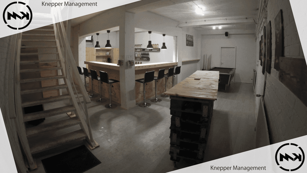 Knepper-Management-Mobile-Cocktailbar-Cocktails-Grillservice-Catering-Events-Fotobox-Smoothies-Mathieu-Knepper-Alte-Lohnhalle-Bochum-Cocktailkurs-Sektempfang-Kellerbar-Startup-Seminare-Location-cocktailservice-essen-hochzeit-Geburtstag-Jga-feiern-party-jubiläum-firmenfeierlichkeit-raum-mieten-Spaß-Freude-Tequila-Sunrise-Ballons-Theke-Events-Anhänger-Werbung-Team-Freunde-Getränke-Eis-Strohhalme-Deko-Speckmäuse-Slusheis-Barkeeper-Personalvermittlung-Cocktailkurse-Sahne-Weihnachtsfeier-Festival-Sonne-Sommer-Zirkus-Kater-Trinken-Bierzeltgarnitur-Stehtisch-Hussen-Abifeier-Halloween-Ostern-Gartenparty-Kohle-Zange-Gitter-Alkohol-Gasflasche-Fleisch-Tofu-Wurst-Musik-Boxen-Baggett-Pina-Colada-Strom-Beleuchtet-Selfmad-Bilder-Verkleidung-Bunt-Farben-Servietten-Überraschung-Lustig-Knicklicht-Zuhause-Roncalli-Zeitung Hauseigene Kellerbar von Mathieu Knepper