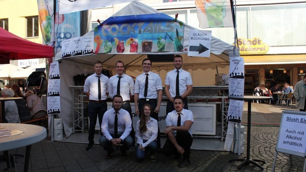 Knepper-Management-Mobile-Cocktailbar-Cocktails-Grillservice-Catering-Events-Fotobox-Smoothies-Mathieu-Knepper-Alte-Lohnhalle-Bochum-Cocktailkurs-Sektempfang-Kellerbar-Startup-Seminare-Location-cocktailservice-essen-hochzeit-Geburtstag-Jga-feiern-party-jubiläum-firmenfeierlichkeit-raum-mieten-Spaß-Freude-Tequila-Sunrise-Ballons-Theke-Events-Anhänger-Werbung-Team-Freunde-Getränke-Eis-Strohhalme-Deko-Speckmäuse-Slusheis-Barkeeper-Personalvermittlung-Cocktailkurse-Sahne-Weihnachtsfeier-Festival-Sonne-Sommer-Zirkus-Kater-Trinken-Bierzeltgarnitur-Stehtisch-Hussen-Abifeier-Halloween-Ostern-Gartenparty-Kohle-Zange-Gitter-Alkohol-Gasflasche-Fleisch-Tofu-Wurst-Musik-Boxen-Baggett-Pina-Colada-Strom-Beleuchtet-Selfmad-Bilder-Verkleidung-Bunt-Farben-Servietten-Überraschung-Lustig-Knicklicht-Zuhause-Roncalli-Zeitung Das Team von Cocktails Knepper