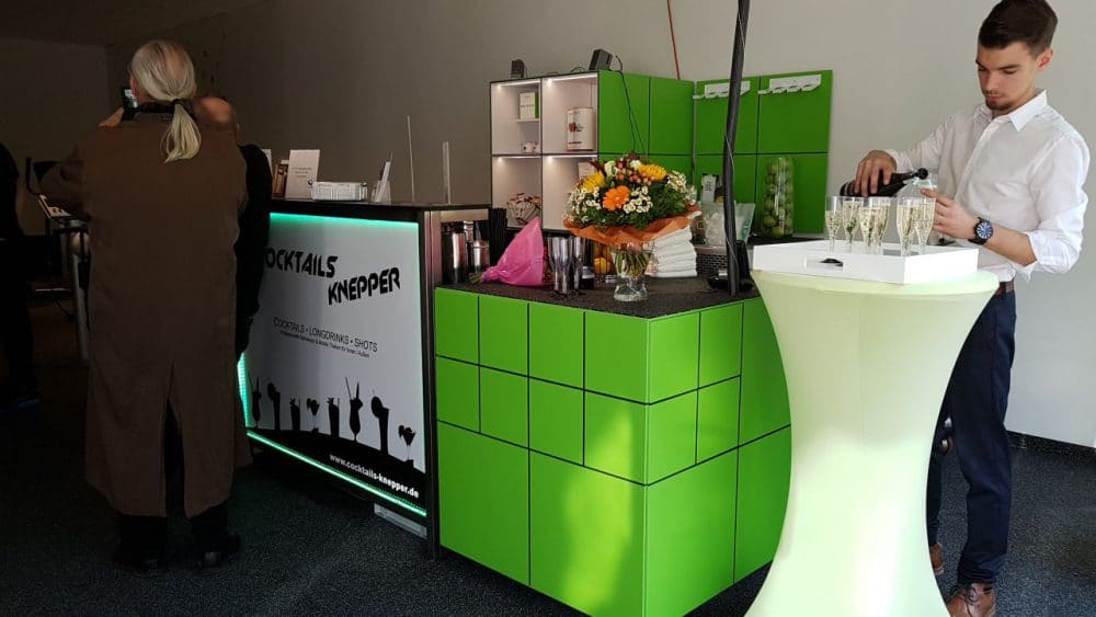 Knepper-Management-Mobile-Cocktailbar-Cocktails-Grillservice-Catering-Events-Fotobox-Smoothies-Mathieu-Knepper-Alte-Lohnhalle-Bochum-Cocktailkurs-Sektempfang-Kellerbar-Startup-Seminare-Location-cocktailservice-essen-hochzeit-Geburtstag-Jga-feiern-party-jubiläum-firmenfeierlichkeit-raum-mieten-Spaß-Freude-Tequila-Sunrise-Ballons-Theke-Events-Anhänger-Werbung-Team-Freunde-Getränke-Eis-Strohhalme-Deko-Speckmäuse-Slusheis-Barkeeper-Personalvermittlung-Cocktailkurse-Sahne-Weihnachtsfeier-Festival-Sonne-Sommer-Zirkus-Kater-Trinken-Bierzeltgarnitur-Stehtisch-Hussen-Abifeier-Halloween-Ostern-Gartenparty-Kohle-Zange-Gitter-Alkohol-Gasflasche-Fleisch-Tofu-Wurst-Musik-Boxen-Baggett-Pina-Colada-Strom-Beleuchtet-Selfmad-Bilder-Verkleidung-Bunt-Farben-Servietten-Überraschung-Lustig-Knicklicht-Zuhause-Roncalli-Zeitung Sektempfang von Cocktails Knepper