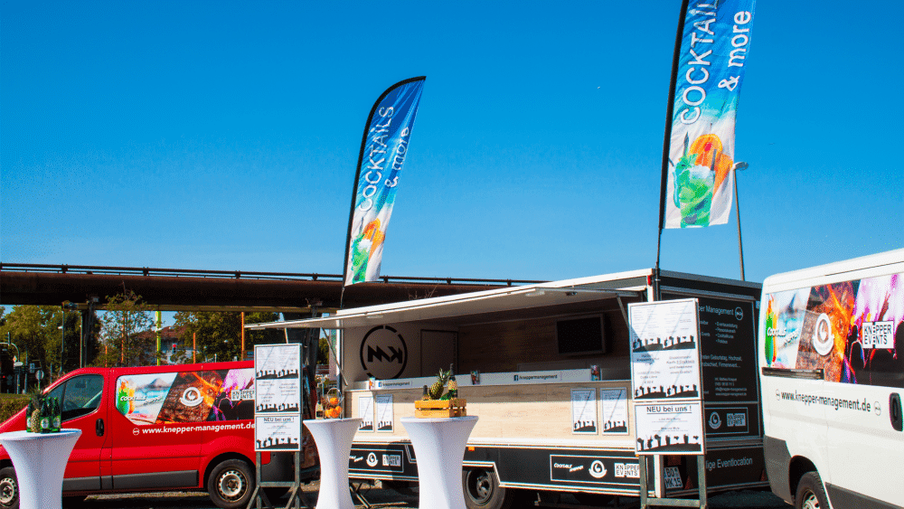 Knepper-Management-Mobile-Cocktailbar-Cocktails-Grillservice-Catering-Events-Fotobox-Smoothies-Mathieu-Knepper-Alte-Lohnhalle-Bochum-Cocktailkurs-Sektempfang-Kellerbar-Startup-Seminare-Location-cocktailservice-essen-hochzeit-Geburtstag-Jga-feiern-party-jubiläum-firmenfeierlichkeit-raum-mieten-Spaß-Freude-Tequila-Sunrise-Ballons-Theke-Events-Anhänger-Werbung-Team-Freunde-Getränke-Eis-Strohhalme-Deko-Speckmäuse-Slusheis-Barkeeper-Personalvermittlung-Cocktailkurse-Sahne-Weihnachtsfeier-Festival-Sonne-Sommer-Zirkus-Kater-Trinken-Bierzeltgarnitur-Stehtisch-Hussen-Abifeier-Halloween-Ostern-Gartenparty-Kohle-Zange-Gitter-Alkohol-Gasflasche-Fleisch-Tofu-Wurst-Musik-Boxen-Baggett-Pina-Colada-Strom-Beleuchtet-Selfmad-Bilder-Verkleidung-Bunt-Farben-Servietten-Überraschung-Lustig-Knicklicht-Zuhause-Roncalli-Zeitung Eventanhänger von Knepper Events