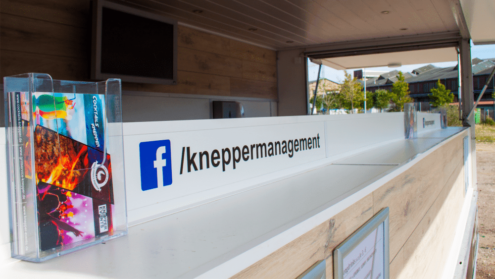Knepper-Management-Mobile-Cocktailbar-Cocktails-Grillservice-Catering-Events-Fotobox-Smoothies-Mathieu-Knepper-Alte-Lohnhalle-Bochum-Cocktailkurs-Sektempfang-Kellerbar-Startup-Seminare-Location-cocktailservice-essen-hochzeit-Geburtstag-Jga-feiern-party-jubiläum-firmenfeierlichkeit-raum-mieten-Spaß-Freude-Tequila-Sunrise-Ballons-Theke-Events-Anhänger-Werbung-Team-Freunde-Getränke-Eis-Strohhalme-Deko-Speckmäuse-Slusheis-Barkeeper-Personalvermittlung-Cocktailkurse-Sahne-Weihnachtsfeier-Festival-Sonne-Sommer-Zirkus-Kater-Trinken-Bierzeltgarnitur-Stehtisch-Hussen-Abifeier-Halloween-Ostern-Gartenparty-Kohle-Zange-Gitter-Alkohol-Gasflasche-Fleisch-Tofu-Wurst-Musik-Boxen-Baggett-Pina-Colada-Strom-Beleuchtet-Selfmad-Bilder-Verkleidung-Bunt-Farben-Servietten-Überraschung-Lustig-Knicklicht-Zuhause-Roncalli-Zeitung Eventanhänger von Knepper Events