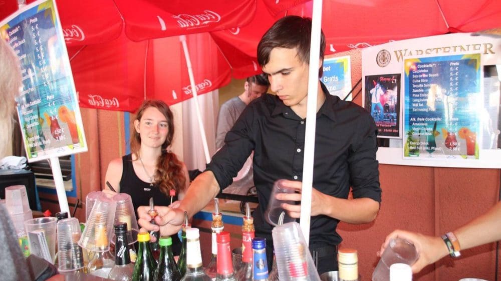 Knepper-Management-Mobile-Cocktailbar-Cocktails-Grillservice-Catering-Events-Fotobox-Smoothies-Mathieu-Knepper-Alte-Lohnhalle-Bochum-Cocktailkurs-Sektempfang-Kellerbar-Startup-Seminare-Location-cocktailservice-essen-hochzeit-Geburtstag-Jga-feiern-party-jubiläum-firmenfeierlichkeit-raum-mieten-Spaß-Freude-Tequila-Sunrise-Ballons-Theke-Events-Anhänger-Werbung-Team-Freunde-Getränke-Eis-Strohhalme-Deko-Speckmäuse-Slusheis-Barkeeper-Personalvermittlung-Cocktailkurse-Sahne-Weihnachtsfeier-Festival-Sonne-Sommer-Zirkus-Kater-Trinken-Bierzeltgarnitur-Stehtisch-Hussen-Abifeier-Halloween-Ostern-Gartenparty-Kohle-Zange-Gitter-Alkohol-Gasflasche-Fleisch-Tofu-Wurst-Musik-Boxen-Baggett-Pina-Colada-Strom-Beleuchtet-Selfmad-Bilder-Verkleidung-Bunt-Farben-Servietten-Überraschung-Lustig-Knicklicht-Zuhause-Roncalli-Zeitung Das Startup von Cocktails Knepper