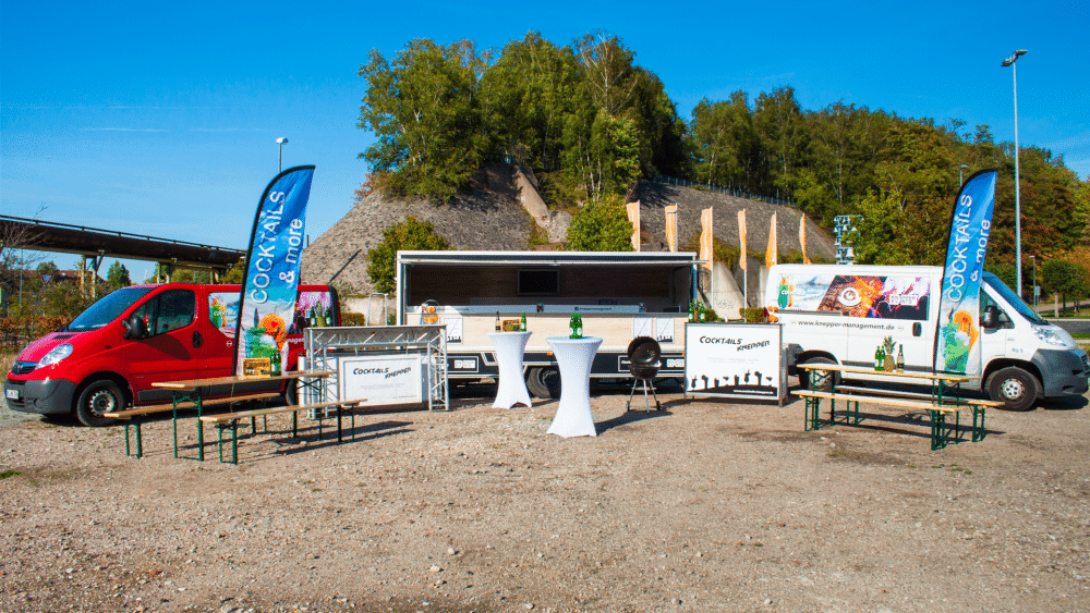 Knepper-Management-Mobile-Cocktailbar-Cocktails-Grillservice-Catering-Events-Fotobox-Smoothies-Mathieu-Knepper-Alte-Lohnhalle-Bochum-Cocktailkurs-Sektempfang-Kellerbar-Startup-Seminare-Location-cocktailservice-essen-hochzeit-Geburtstag-Jga-feiern-party-jubiläum-firmenfeierlichkeit-raum-mieten-Spaß-Freude-Tequila-Sunrise-Ballons-Theke-Events-Anhänger-Werbung-Team-Freunde-Getränke-Eis-Strohhalme-Deko-Speckmäuse-Slusheis-Barkeeper-Personalvermittlung-Cocktailkurse-Sahne-Weihnachtsfeier-Festival-Sonne-Sommer-Zirkus-Kater-Trinken-Bierzeltgarnitur-Stehtisch-Hussen-Abifeier-Halloween-Ostern-Gartenparty-Kohle-Zange-Gitter-Alkohol-Gasflasche-Fleisch-Tofu-Wurst-Musik-Boxen-Baggett-Pina-Colada-Strom-Beleuchtet-Selfmad-Bilder-Verkleidung-Bunt-Farben-Servietten-Überraschung-Lustig-Knicklicht-Zuhause-Roncalli-Zeitung Eventanhänger von Knepper Events