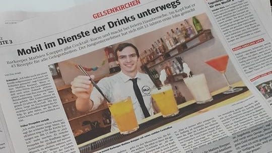 Knepper-Management-Mobile-Cocktailbar-Cocktails-Grillservice-Catering-Events-Fotobox-Smoothies-Mathieu-Knepper-Alte-Lohnhalle-Bochum-Cocktailkurs-Sektempfang-Kellerbar-Startup-Seminare-Location-cocktailservice-essen-hochzeit-Geburtstag-Jga-feiern-party-jubiläum-firmenfeierlichkeit-raum-mieten-Spaß-Freude-Tequila-Sunrise-Ballons-Theke-Events-Anhänger-Werbung-Team-Freunde-Getränke-Eis-Strohhalme-Deko-Speckmäuse-Slusheis-Barkeeper-Personalvermittlung-Cocktailkurse-Sahne-Weihnachtsfeier-Festival-Sonne-Sommer-Zirkus-Kater-Trinken-Bierzeltgarnitur-Stehtisch-Hussen-Abifeier-Halloween-Ostern-Gartenparty-Kohle-Zange-Gitter-Alkohol-Gasflasche-Fleisch-Tofu-Wurst-Musik-Boxen-Baggett-Pina-Colada-Strom-Beleuchtet-Selfmad-Bilder-Verkleidung-Bunt-Farben-Servietten-Überraschung-Lustig-Knicklicht-Zuhause-Roncalli-Zeitung WAZ Artikel von Mathieu Knepper