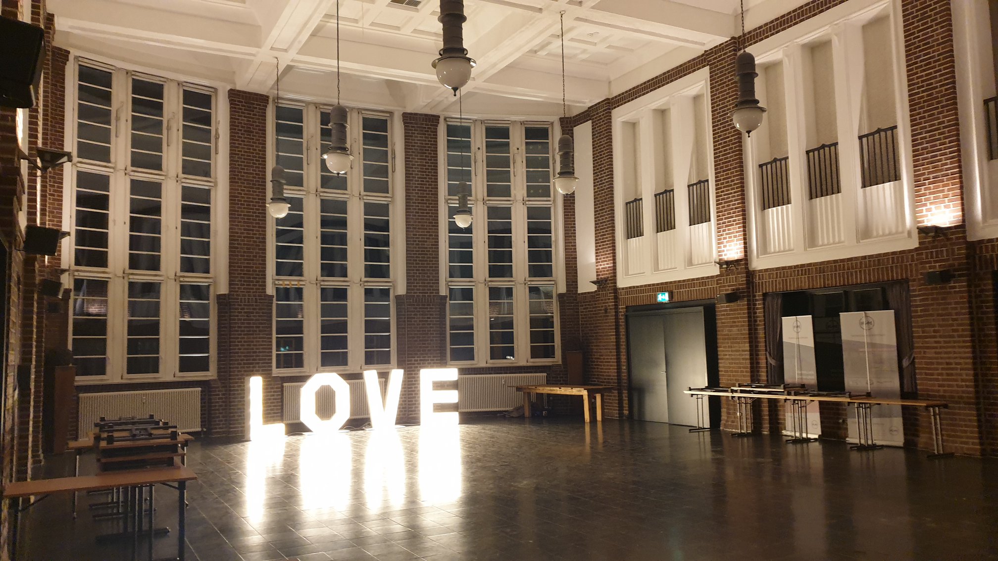 Alte Lohnhalle Wattenscheid - Knepper Management - Love-Buchstaben erhellen die Lohnhalle (2)